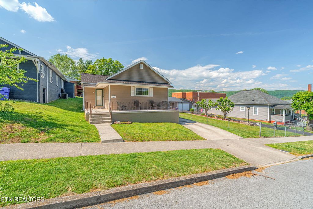 Photo of 905 Cumberland St, Harriman, TN 37748 (MLS # 1338460)