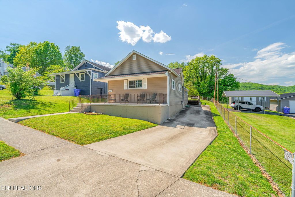 Photo of 905 Cumberland St, Harriman, TN 37748 (MLS # 1338460)