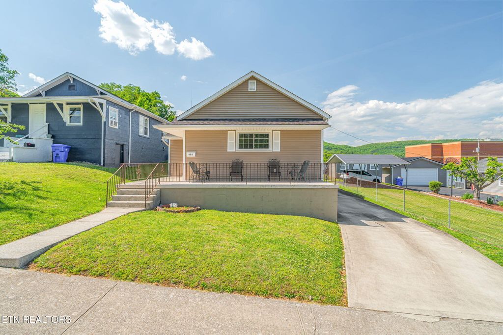 Photo of 905 Cumberland St, Harriman, TN 37748 (MLS # 1338460)