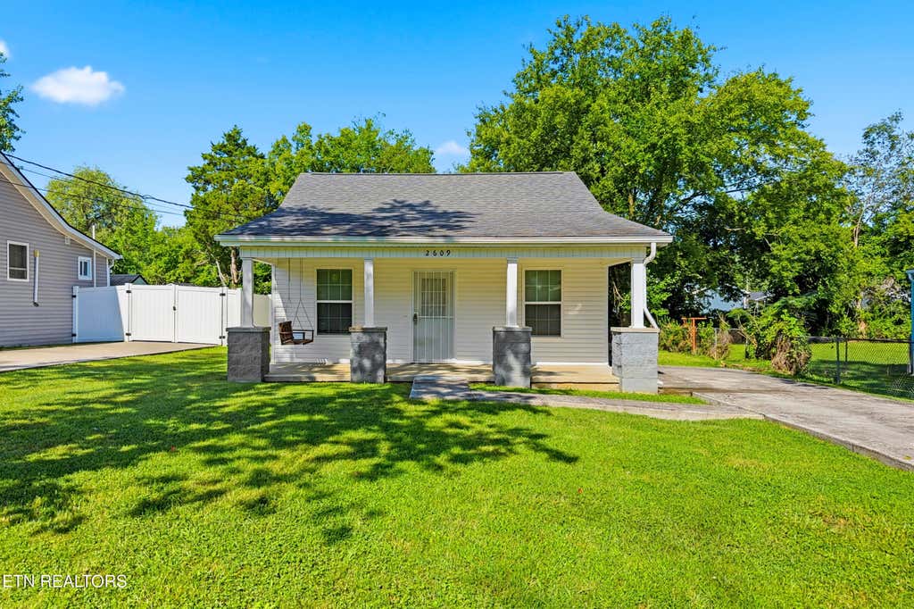 Photo of 2609 NW Chillicothe St St, Knoxville, TN 37921 (MLS # 1351031)
