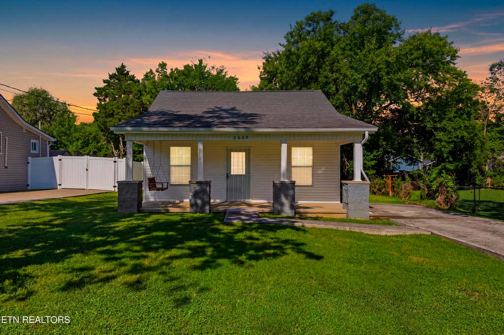 Photo of 2609 NW Chillicothe St St, Knoxville, TN 37921 (MLS # 1351031)