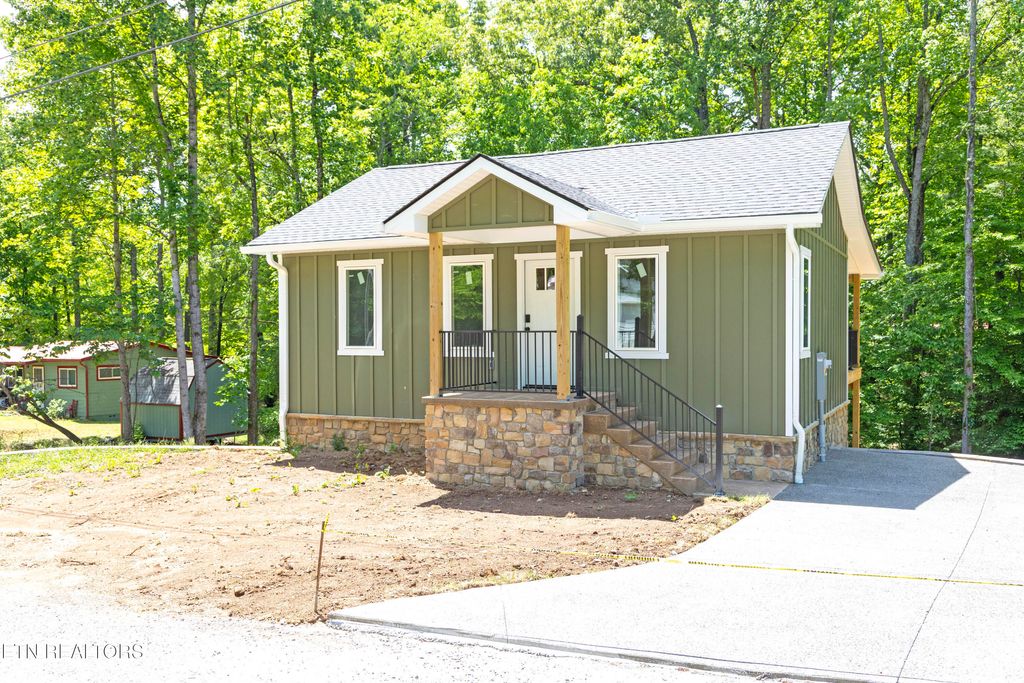 Photo of 144 Caron Drive, Spring City, TN 37381 (MLS # 1339424)