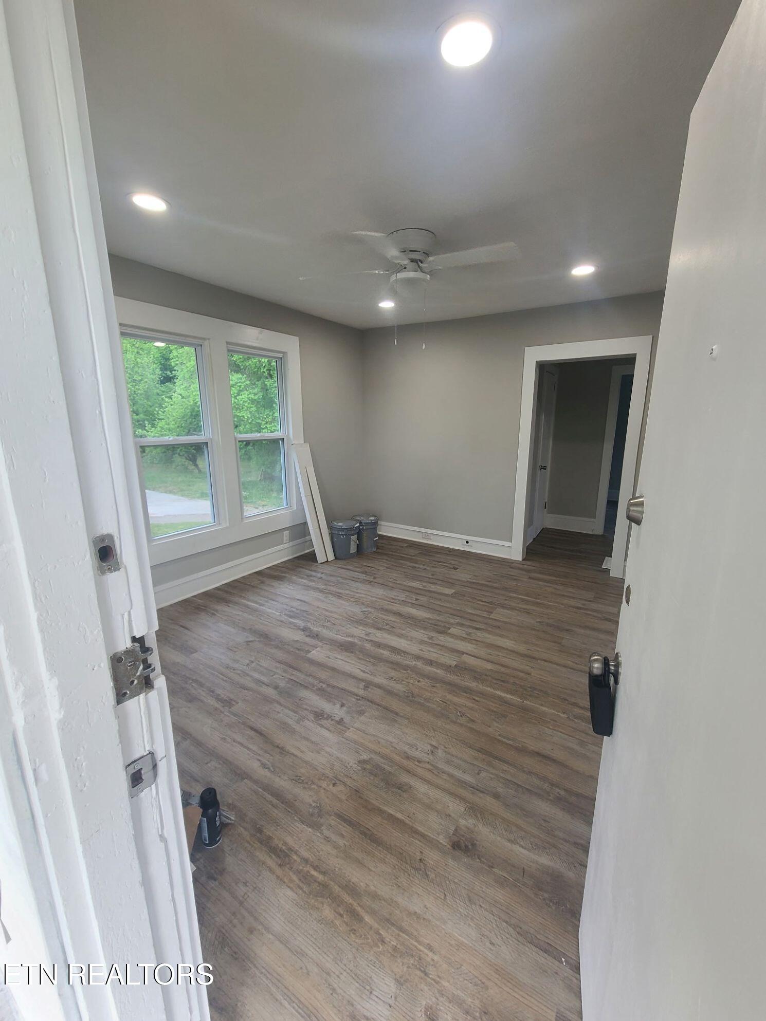 124 Pickering St - Photo 2