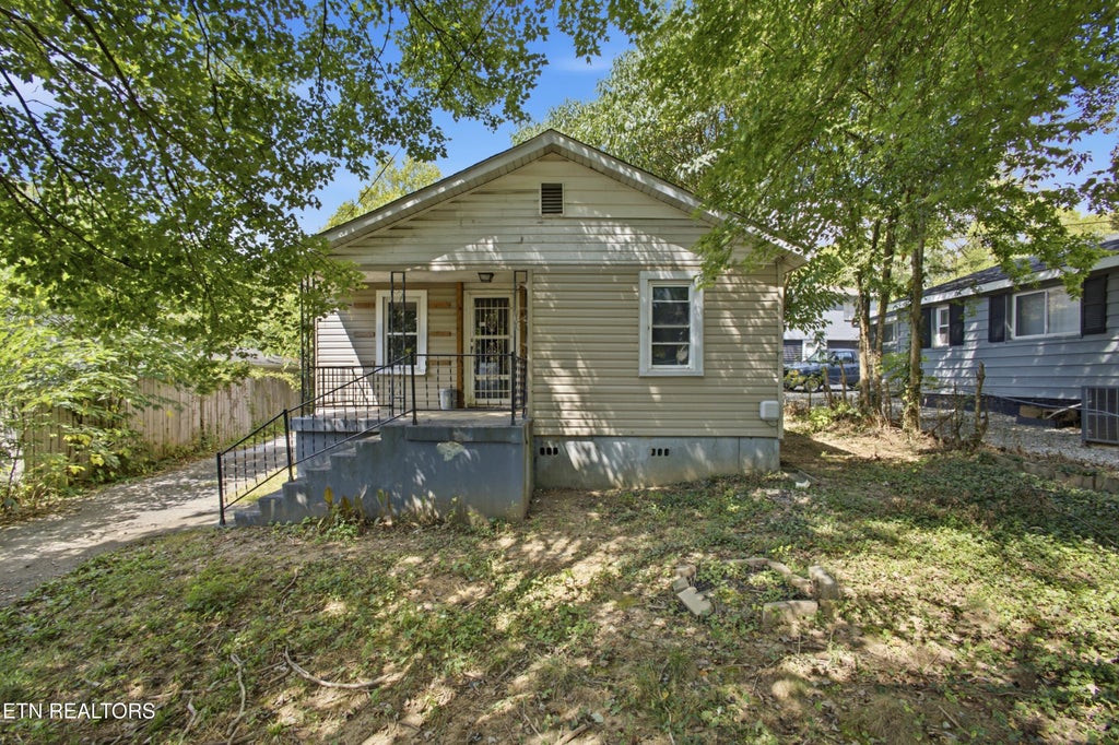 Photo of 547 Henderson St, Harriman, TN 37748 (MLS # 1354059)
