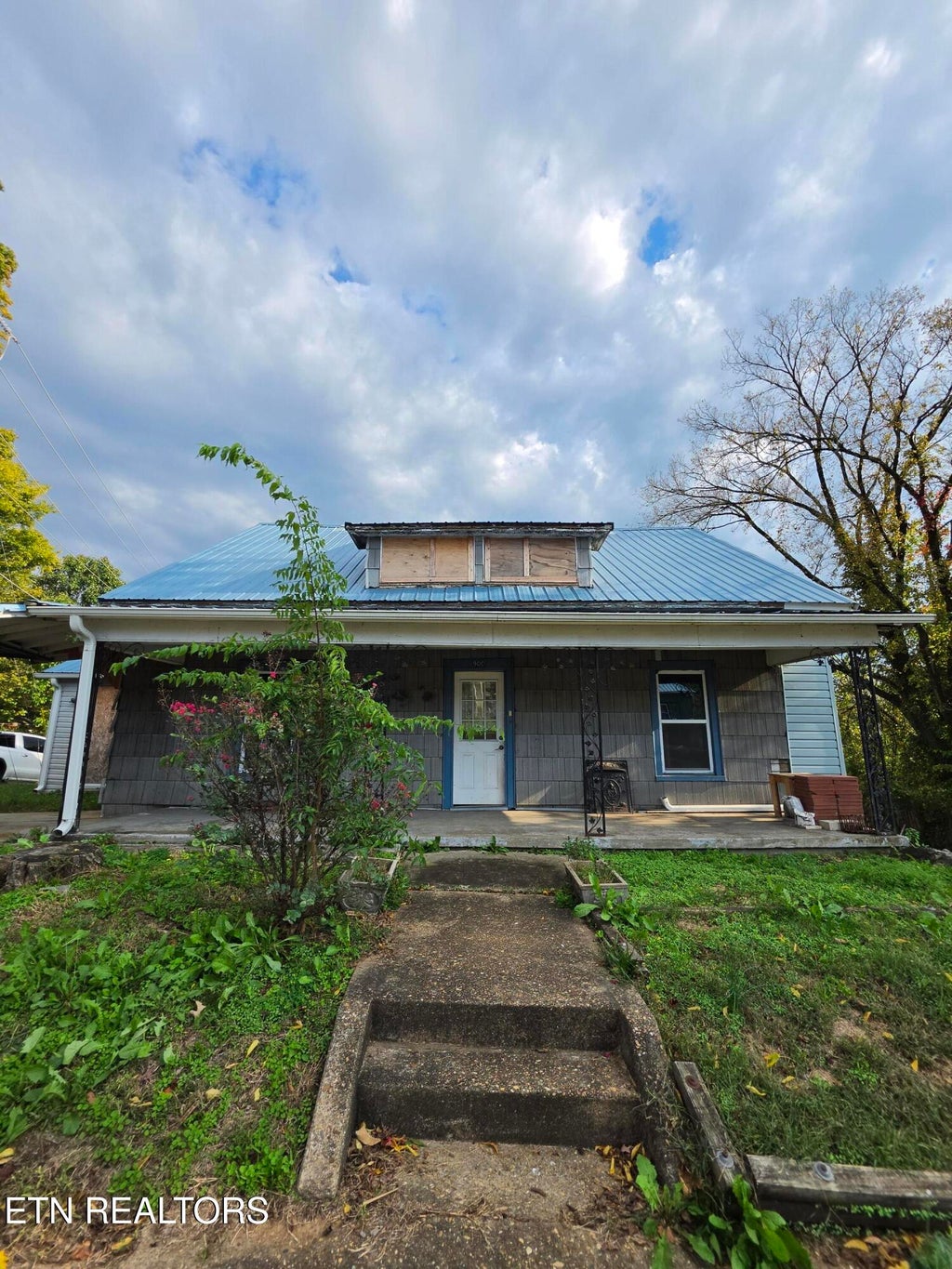 Photo of 900 W Broadway St, Lenoir City, TN 37771 (MLS # 1359262)