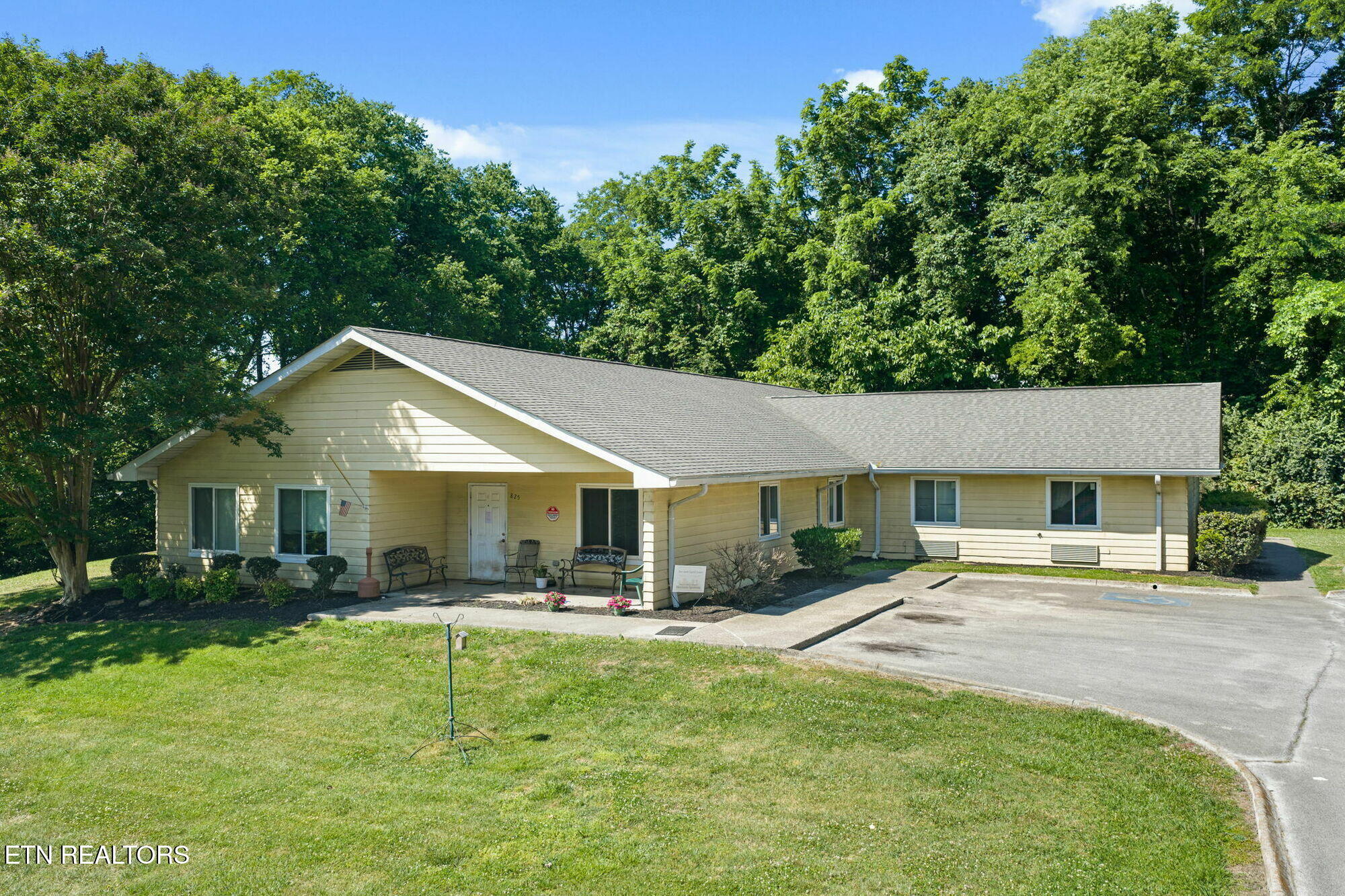 825 Donna St