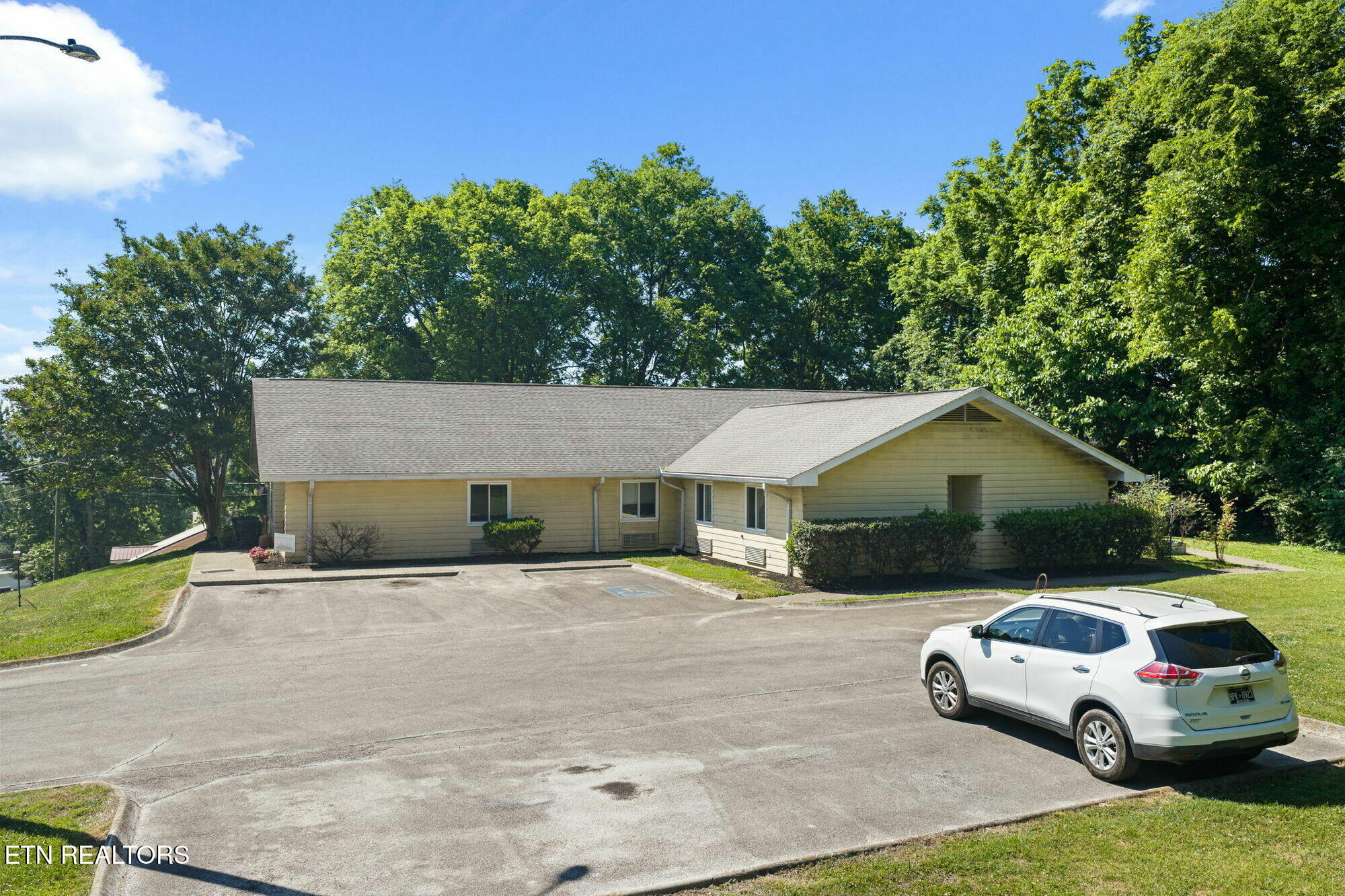 825 Donna St
