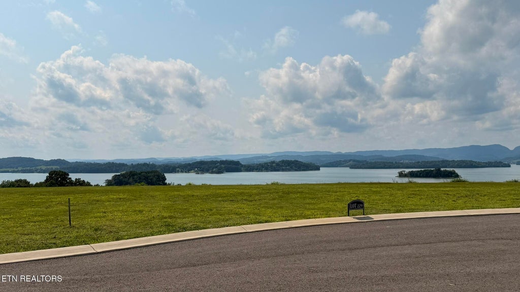 Photo of 229 Heritage Shore, Morristown, TN 37814 (MLS # 1352236)