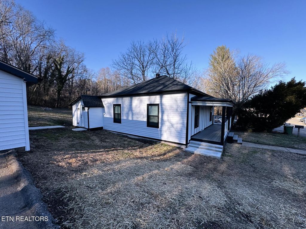 Photo of 1107 W Broadway St, Lenoir City, TN 37771 (MLS # 1329724)