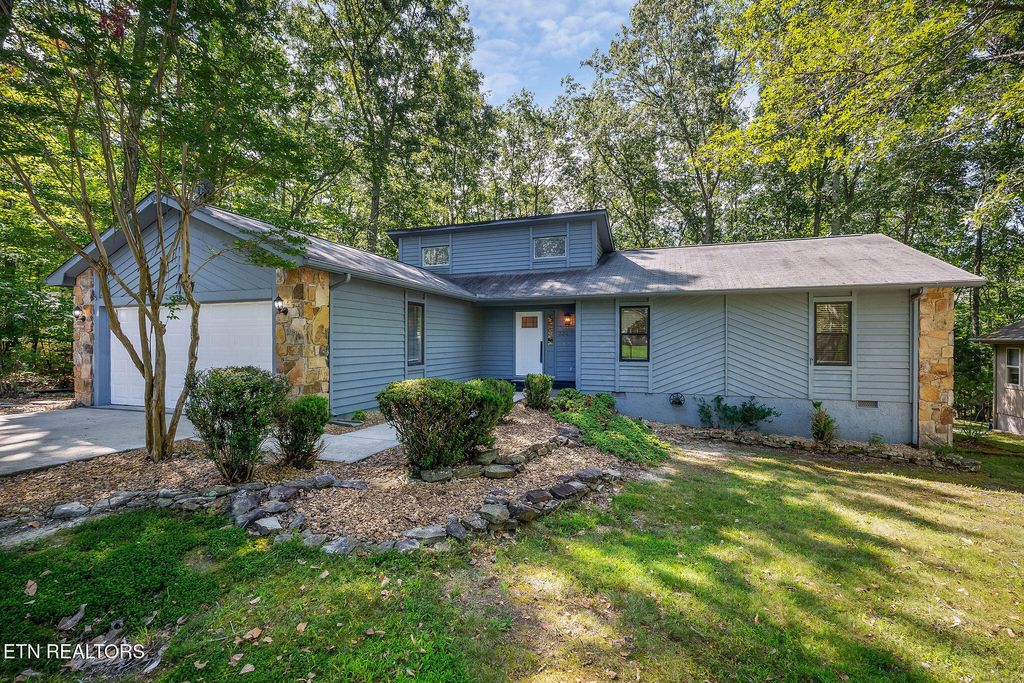 Photo of 334 Lakeview Drive, Crossville, TN 38558 (MLS # 1311823)