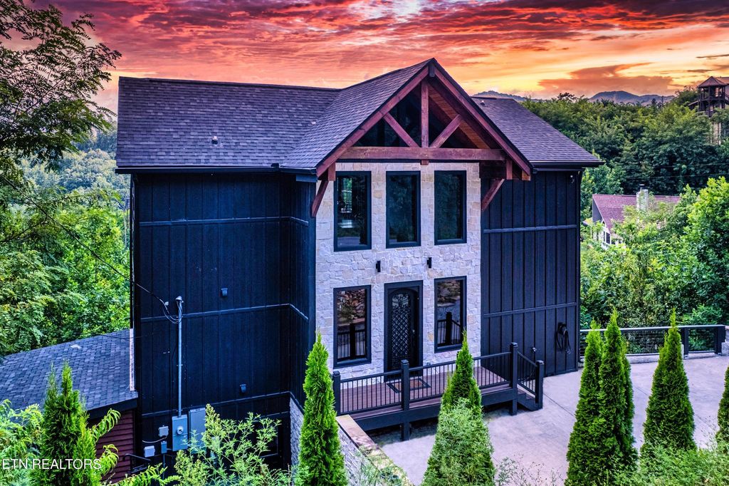 Photo of 887 Sourwood Drive, Gatlinburg, TN 37738 (MLS # 1313802)