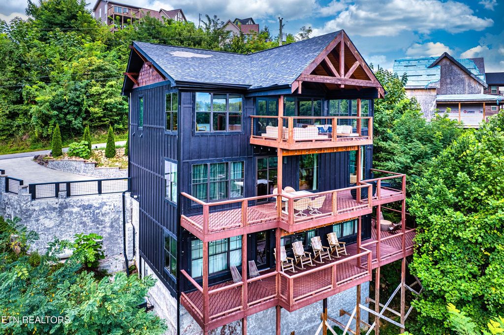 Photo of 887 Sourwood Drive, Gatlinburg, TN 37738 (MLS # 1313802)