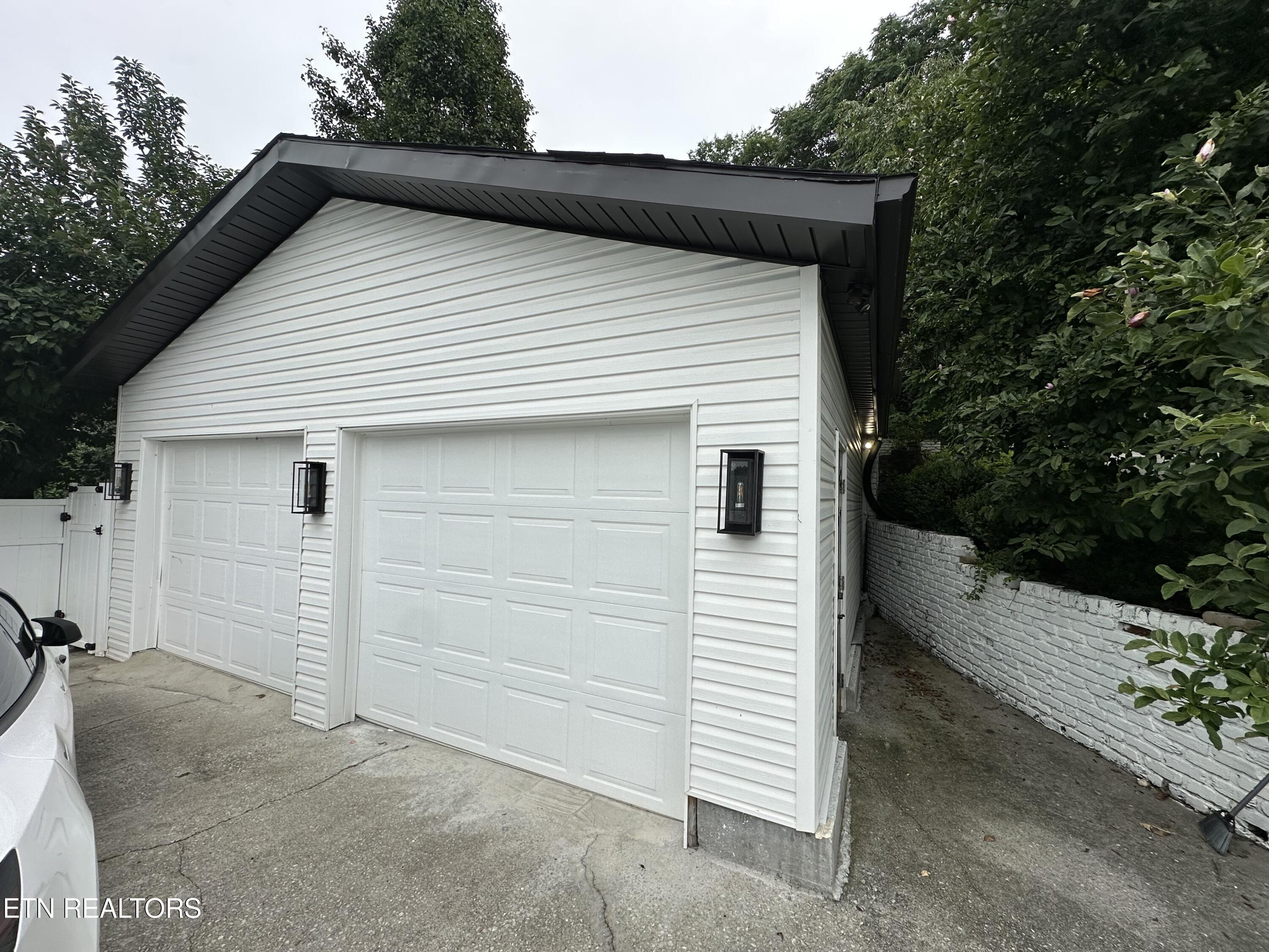 5242 Oakhill Drive
