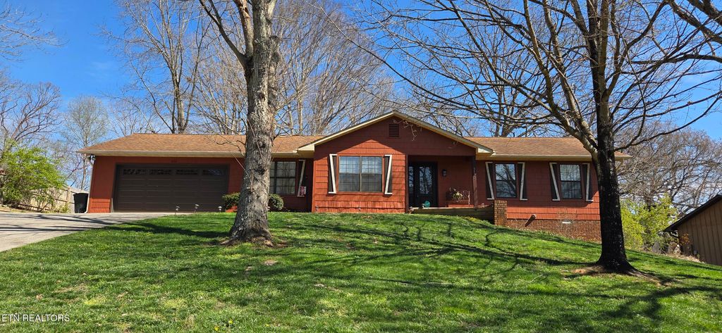 Photo of 3132 Fairoaks Drive, Maryville, TN 37803 (MLS # 1333413)