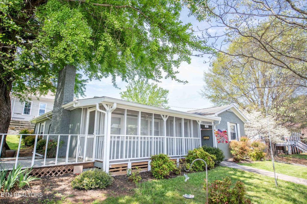 Photo of 505 N High St, Sweetwater, TN 37874 (MLS # 1297630)