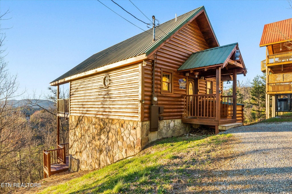 Photo of 2545 Raccoon Hollow Way, Sevierville, TN 37862 (MLS # 1353817)