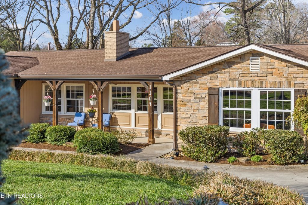 Photo of 1204 Huntington Rd, Knoxville, TN 37919 (MLS # 1332543)