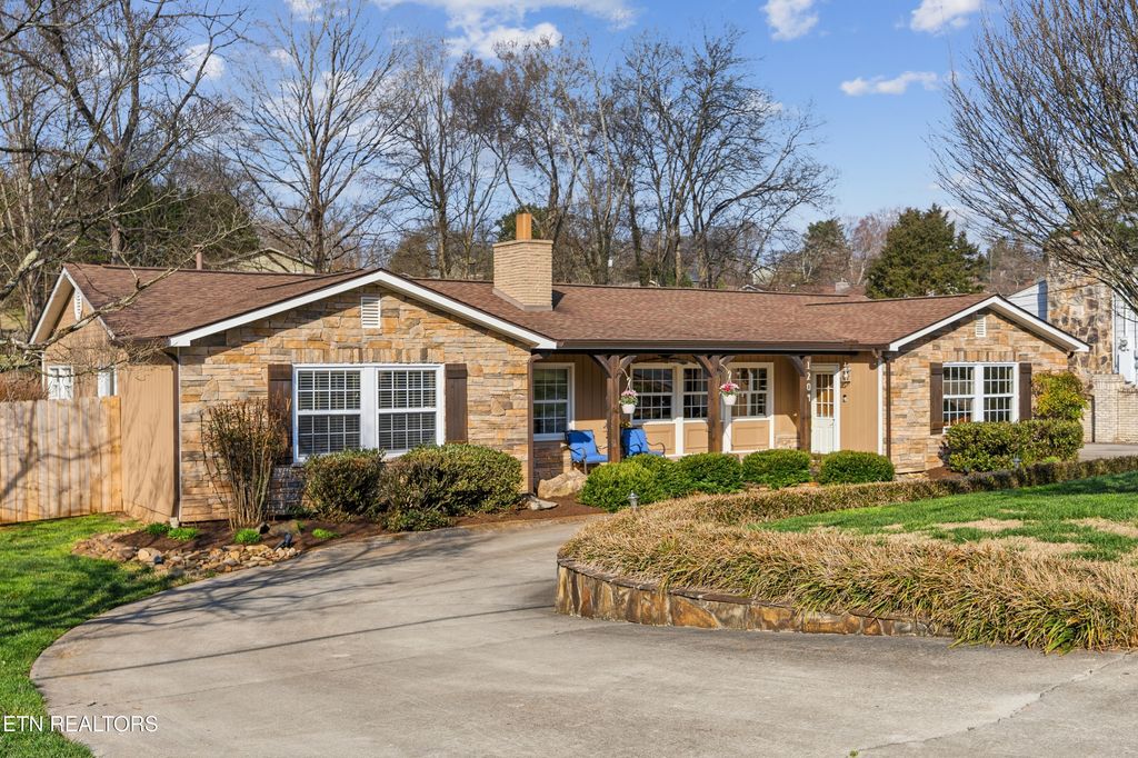 Photo of 1204 Huntington Rd, Knoxville, TN 37919 (MLS # 1332543)