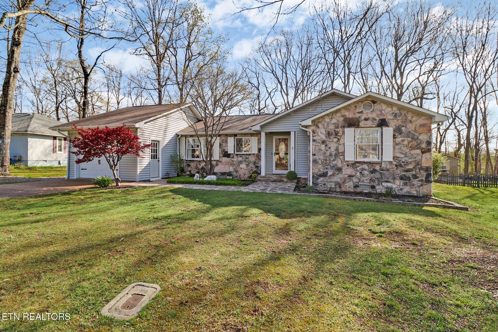 Photo of 131 Berkshire Loop, Fairfield Glade, TN 38558 (MLS # 1296635)