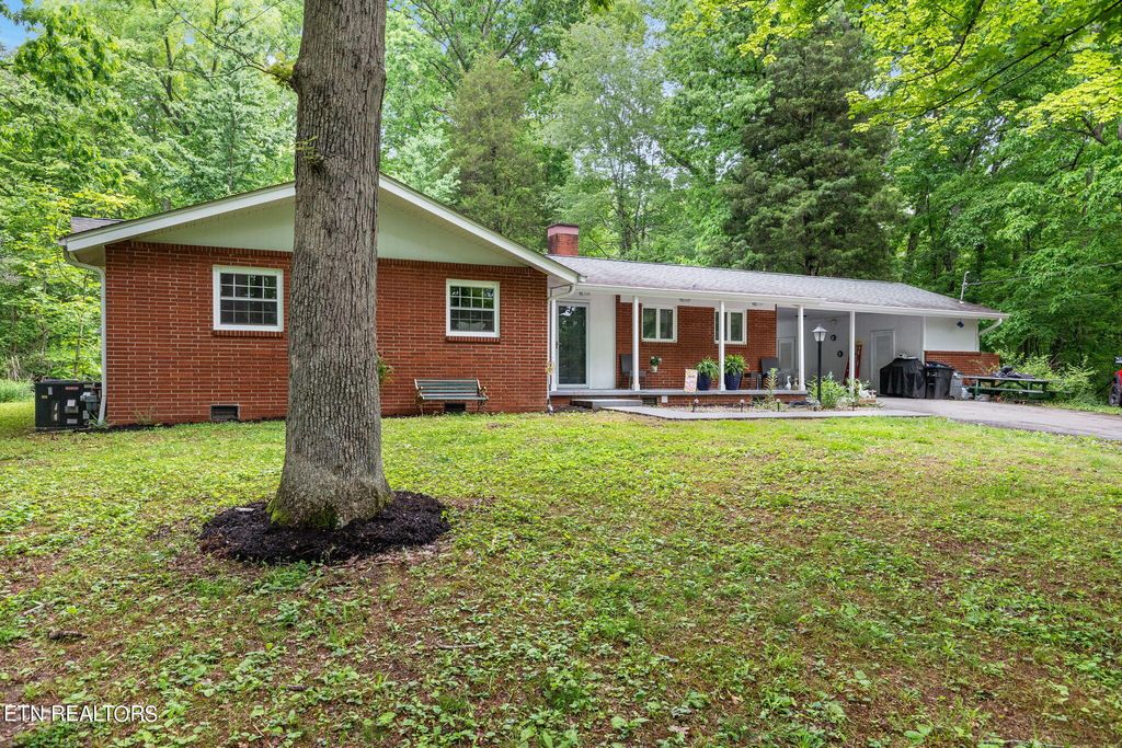 Photo of 100 Woodland Place, Oliver Springs, TN 37840 (MLS # 1261855)