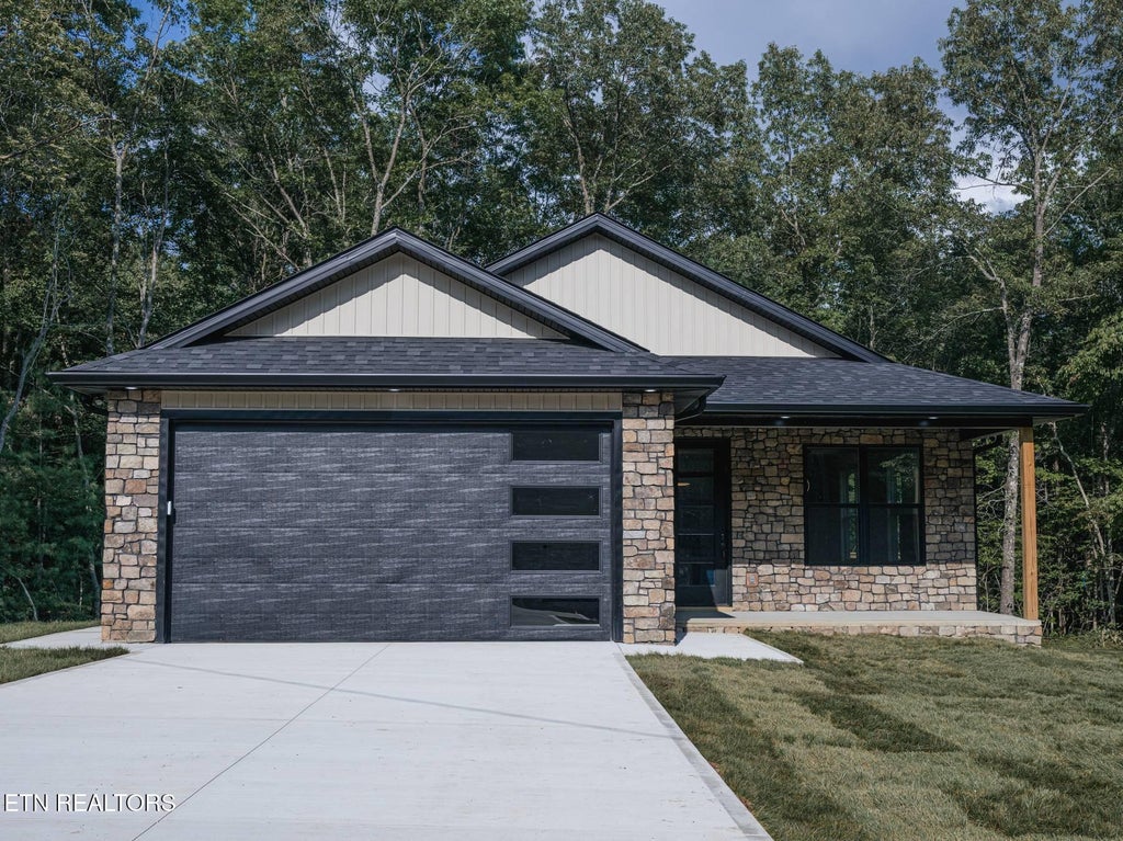 Photo of 131 Rowewood Lane, Crossville, TN 38558 (MLS # 1349182)