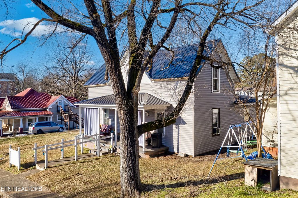 Photo of 706 Washington Ave, Etowah, TN 37331 (MLS # 1315829)