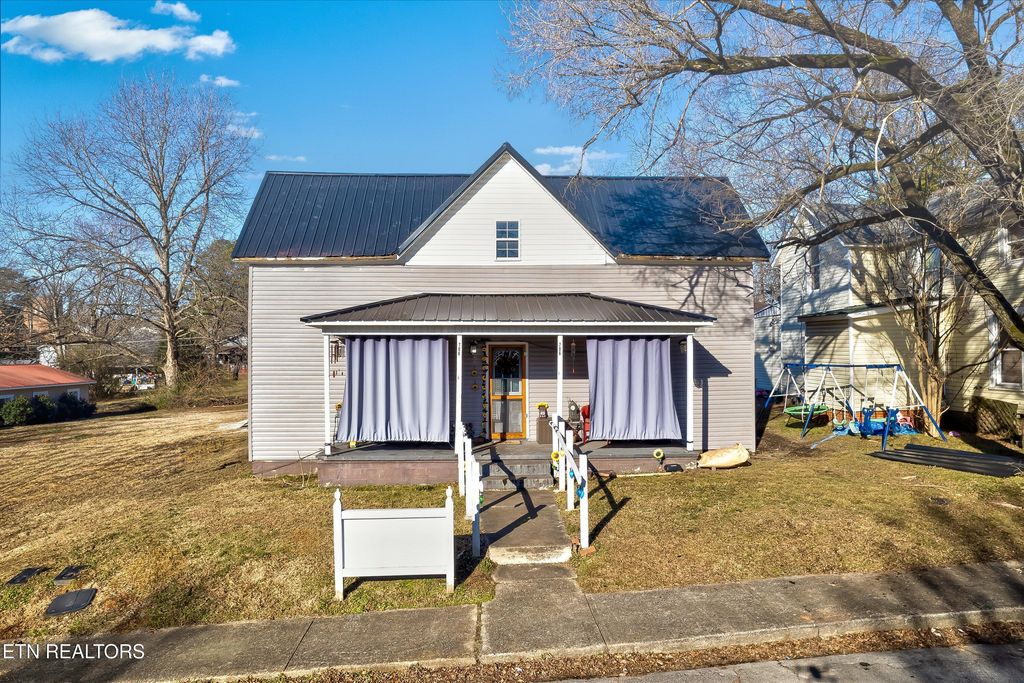 Photo of 706 Washington Ave, Etowah, TN 37331 (MLS # 1315829)