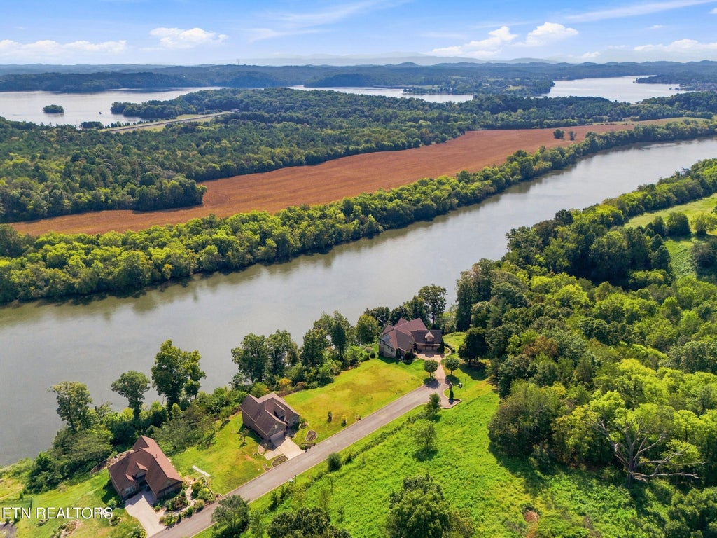 Photo of 231 Waters Edge Way, Lenoir City, TN 37771 (MLS # 1355163)