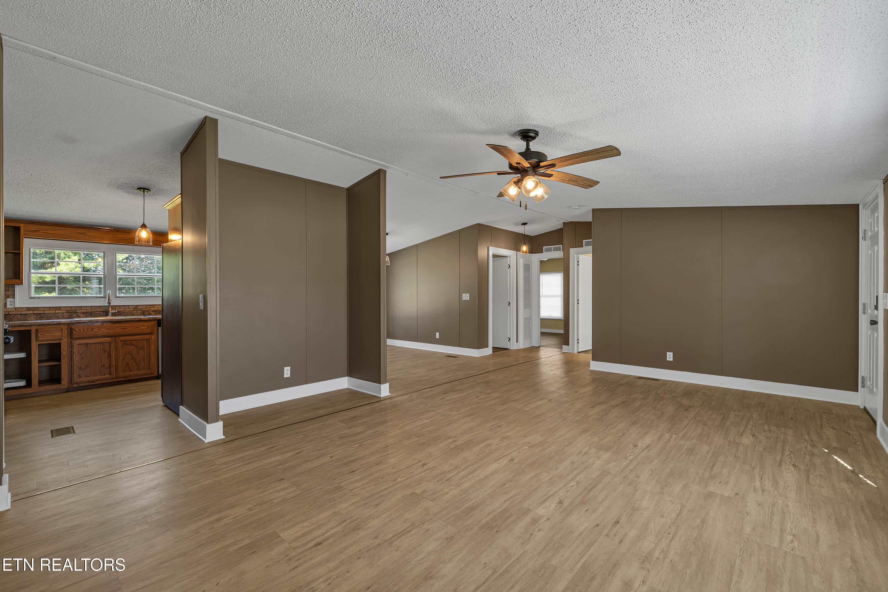 933 Ridgeview Rd
