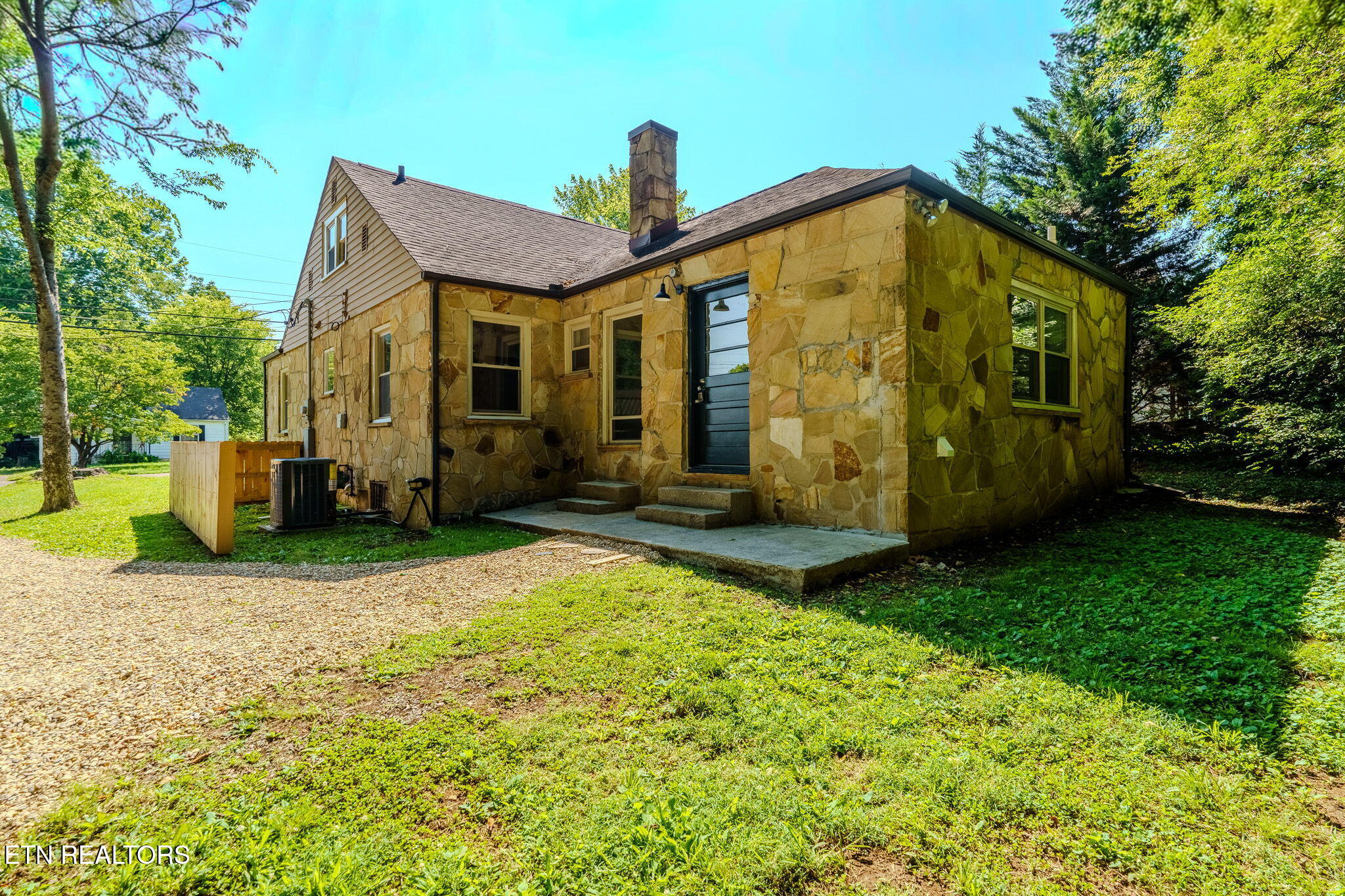 2709 Fairview St