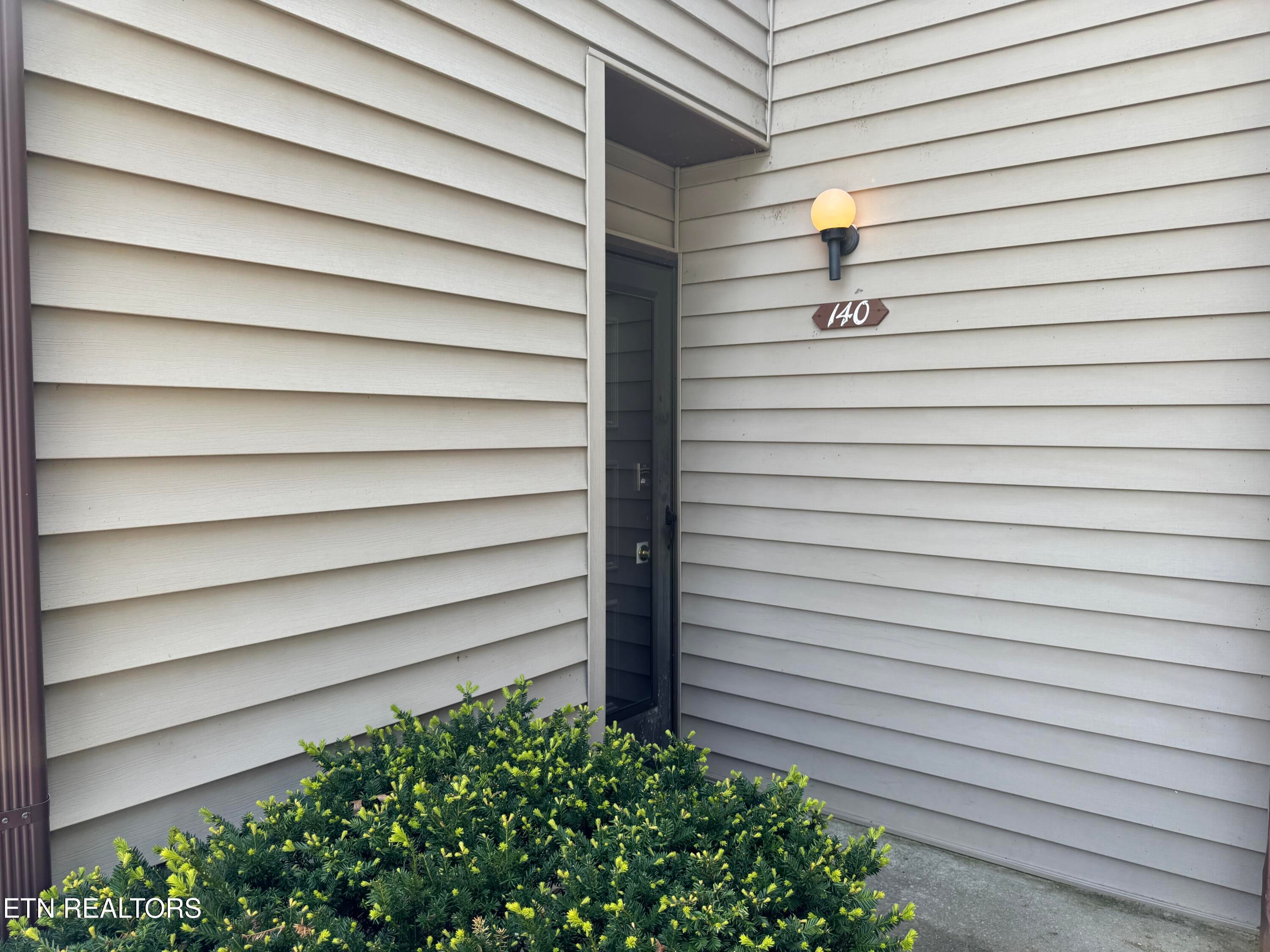 Photo 1 of 38 — 7 Lakeshore Cir 7 Circle # 140 Unit # 140, Crossville, TN 38558