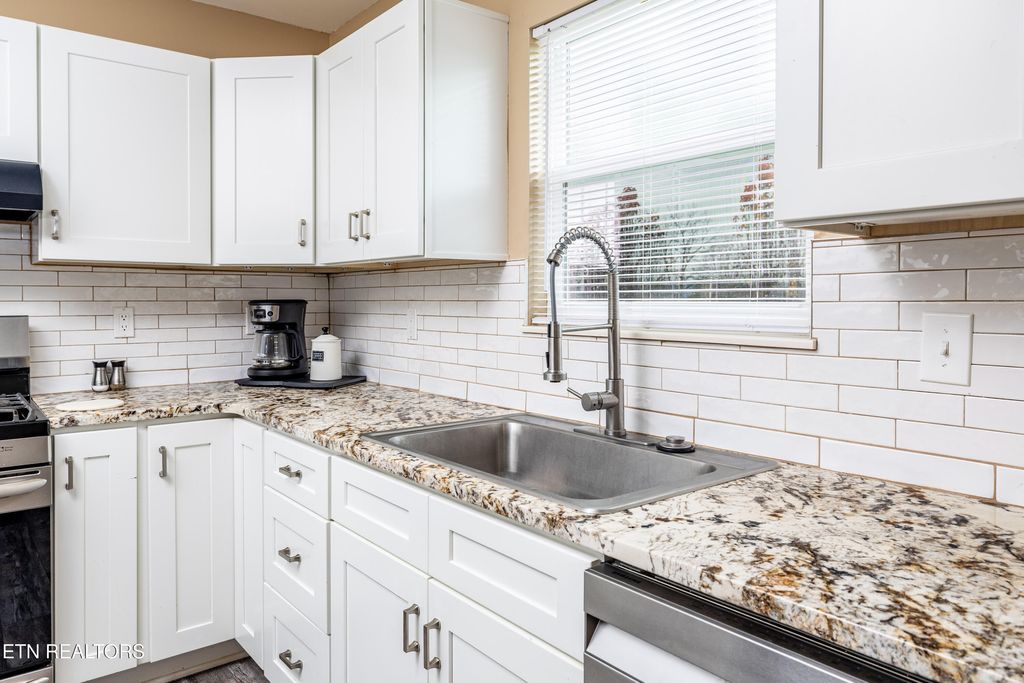 Photo of 1989 Chestnut St, Sweetwater, TN 37874 (MLS # 1285409)