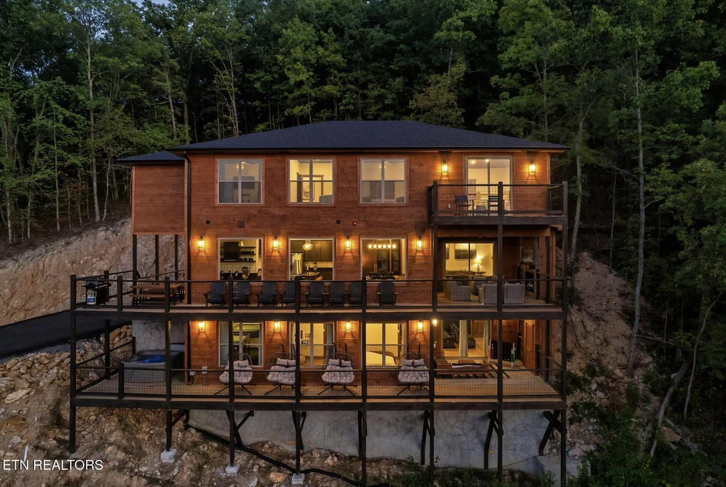 Photo of 1990 Blackthorn Tr, Sevierville, TN 37876 (MLS # 1356800)
