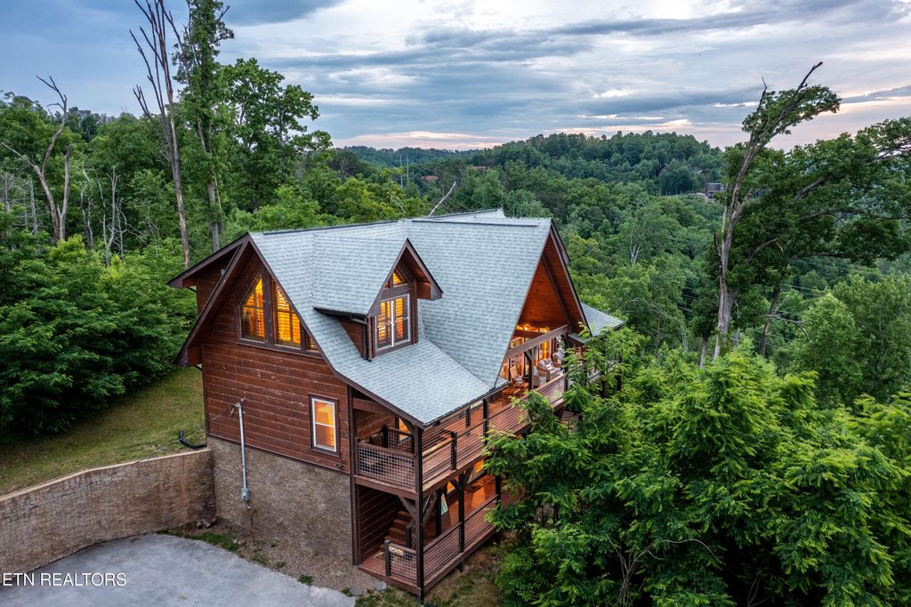 Photo of 1219 Hemlock Drive, Gatlinburg, TN 37738 (MLS # 1345195)