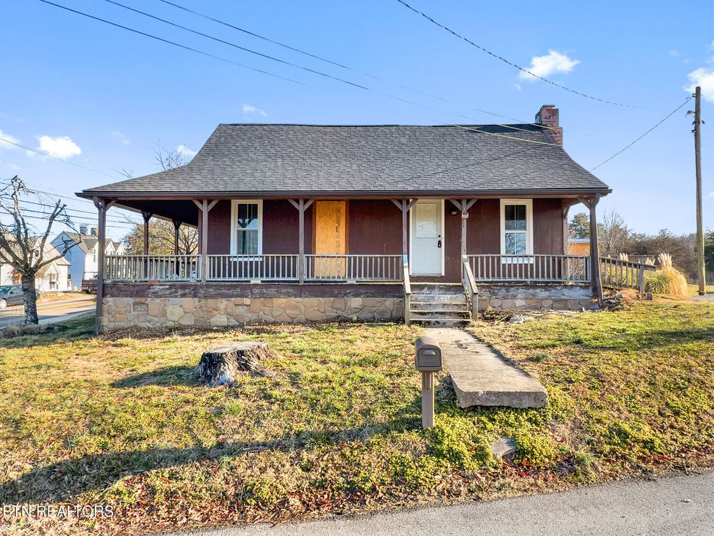 Photo of 112 N Farnum St, Friendsville, TN 37737 (MLS # 1328822)