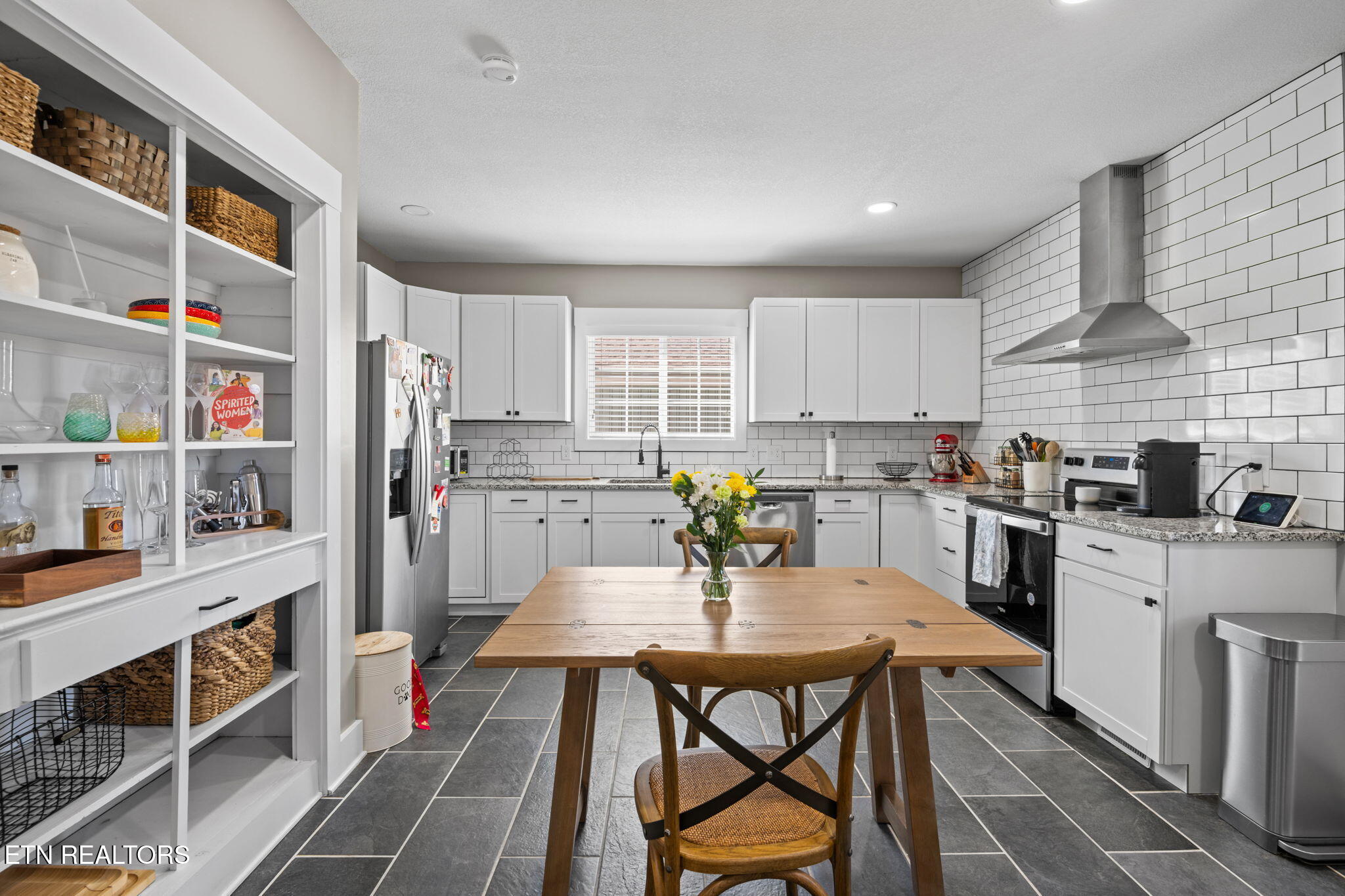 935 E Churchwell Ave