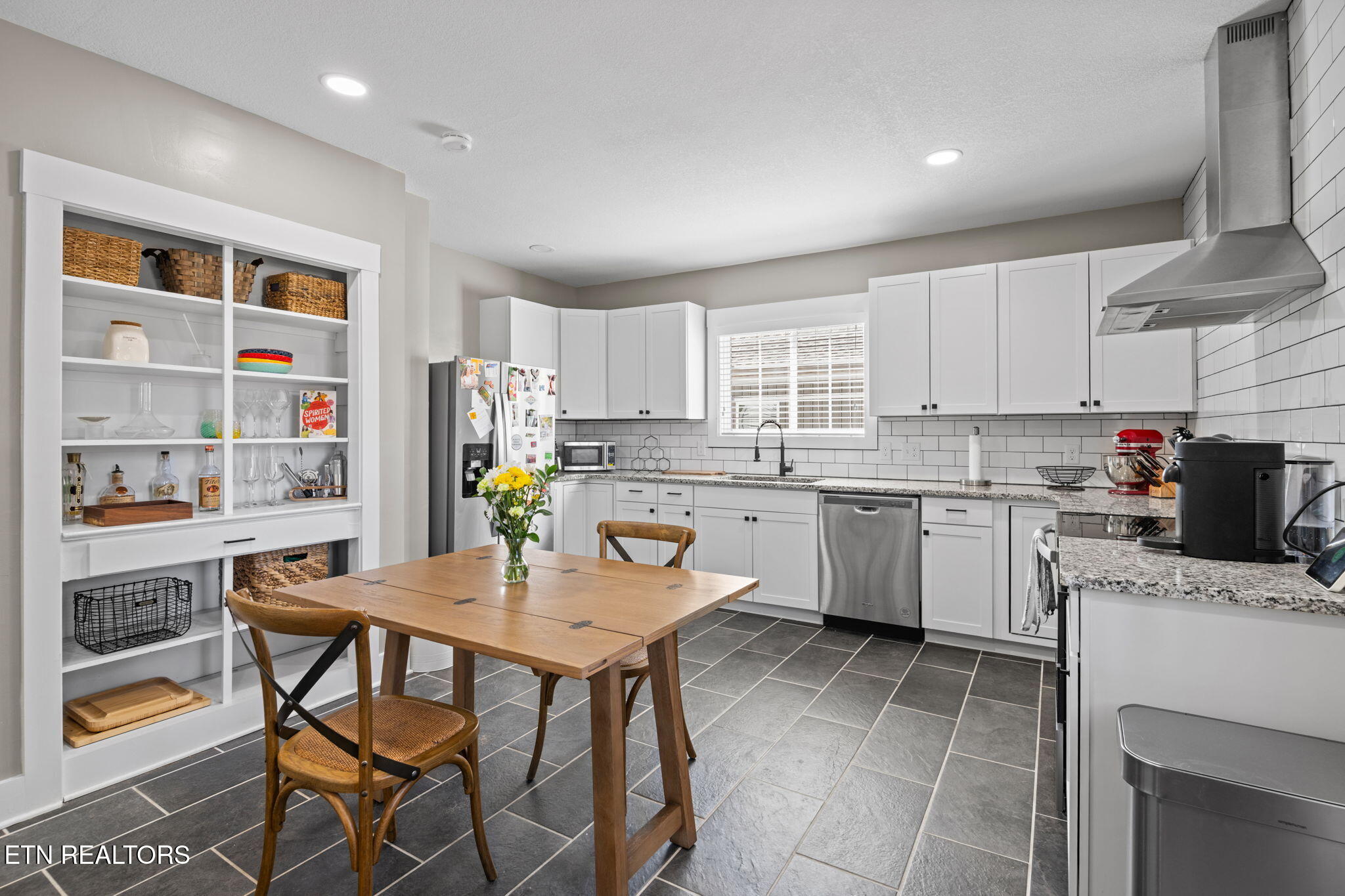 935 E Churchwell Ave