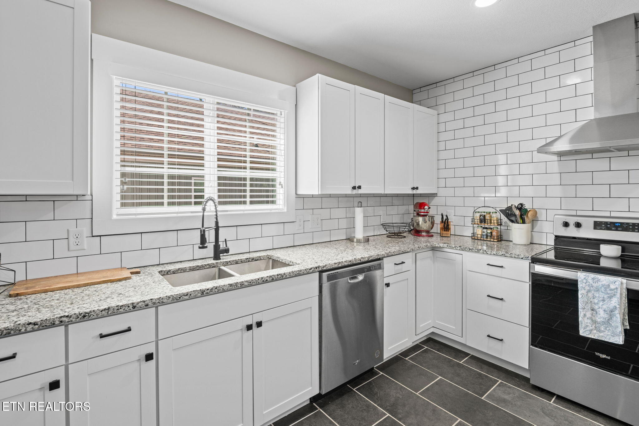 935 E Churchwell Ave