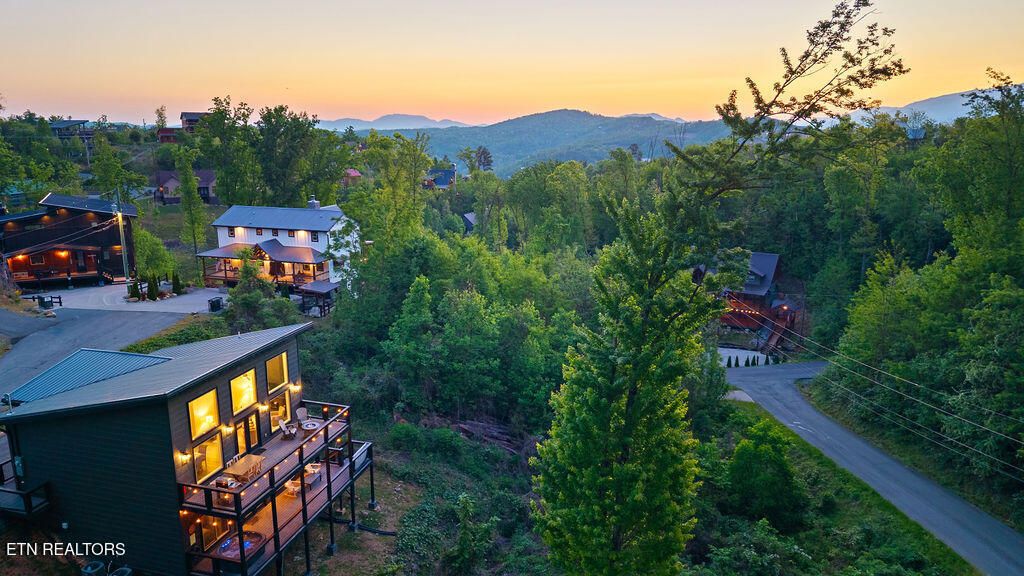 Photo of 612 Sunset Lane, Gatlinburg, TN 37738 (MLS # 1339623)