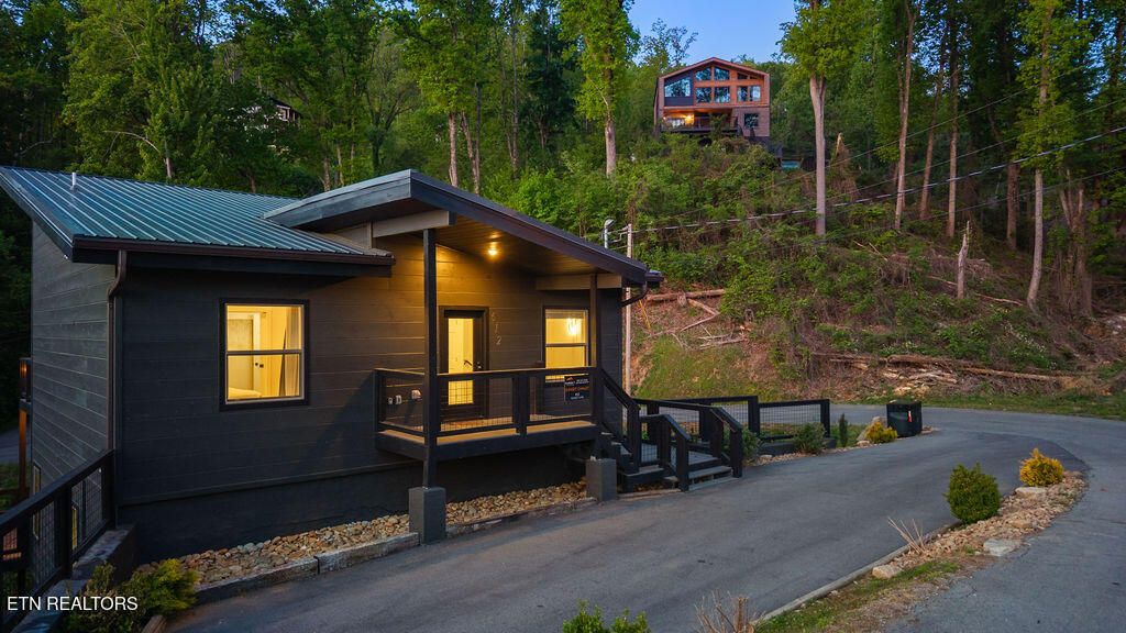 Photo of 612 Sunset Lane, Gatlinburg, TN 37738 (MLS # 1339623)
