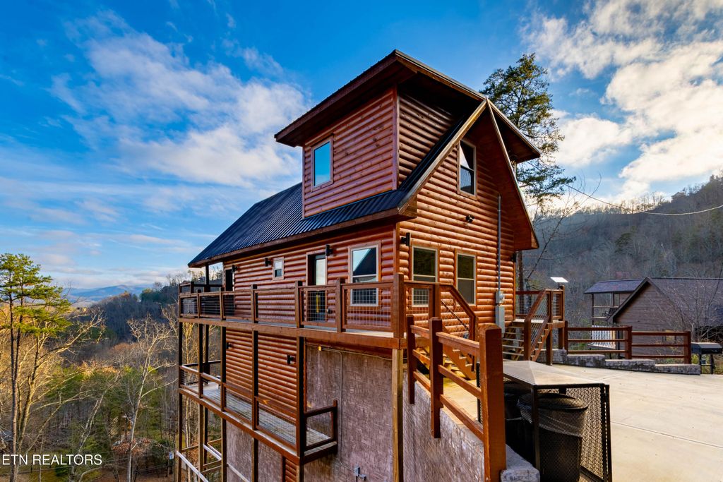 Photo of 2138 Rising Fawn Way, Sevierville, TN 37876 (MLS # 1323652)