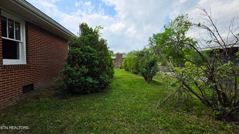 Tiny photo for 208 E Dyer St, Madisonville, TN 37354 (MLS # 1342857)