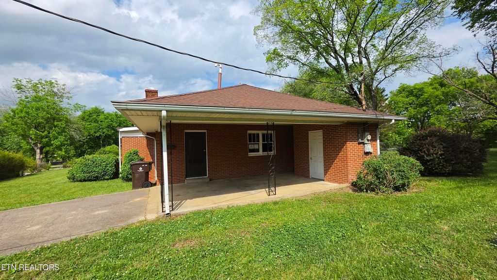 Photo of 208 E Dyer St, Madisonville, TN 37354 (MLS # 1342857)