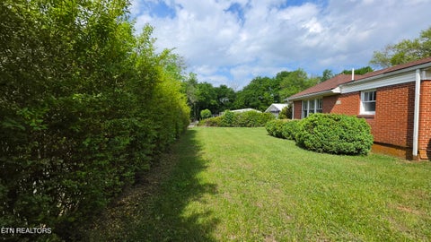 Tiny photo for 208 E Dyer St, Madisonville, TN 37354 (MLS # 1342857)