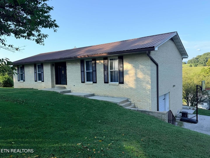 Photo 1 of 25 — 212 Norfolk Circle, Harrogate, TN 37752