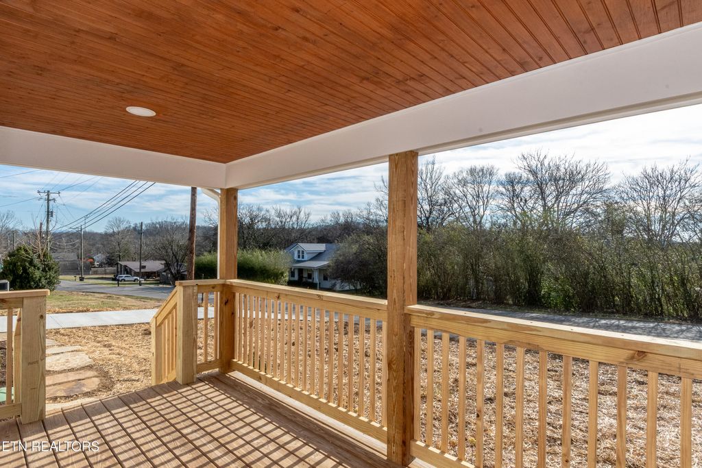 Photo of 308 W Hill Ave, Friendsville, TN 37737 (MLS # 1324186)
