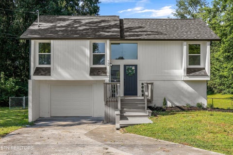 Photo of 725 Hidden Valley Rd, Knoxville, TN 37923 (MLS # 1352524)