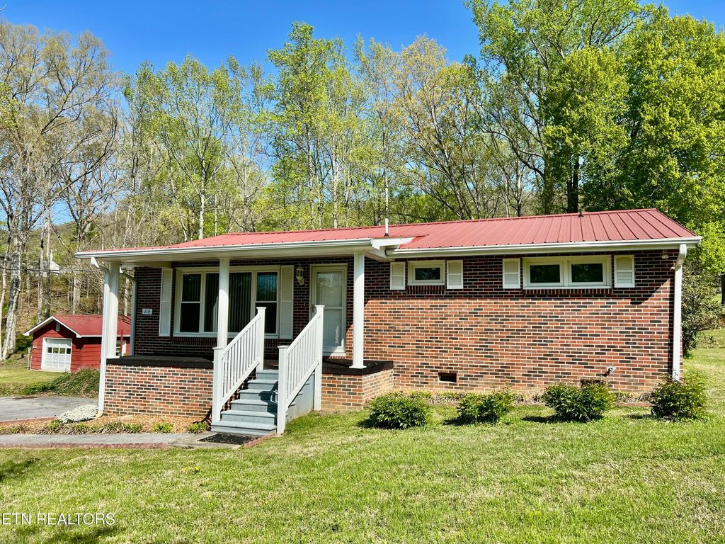 Photo of 219 Evergreen St, Harriman, TN 37748 (MLS # 1298297)
