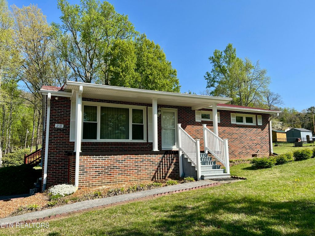 Photo of 219 Evergreen St, Harriman, TN 37748 (MLS # 1298297)