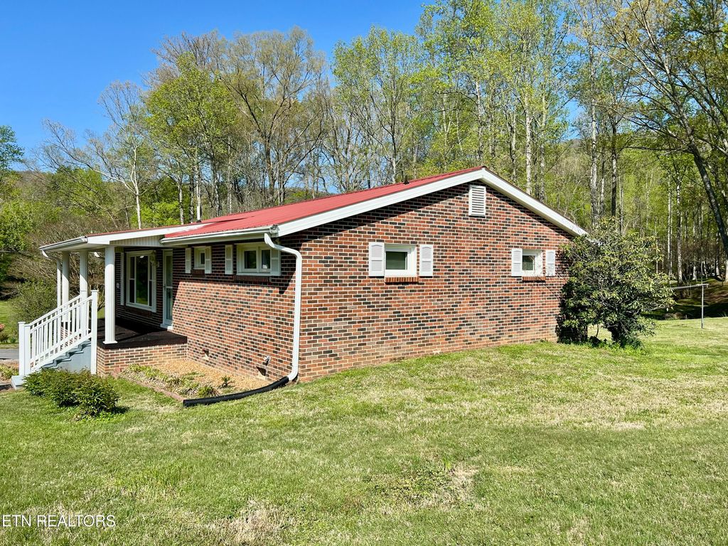 Photo of 219 Evergreen St, Harriman, TN 37748 (MLS # 1298297)